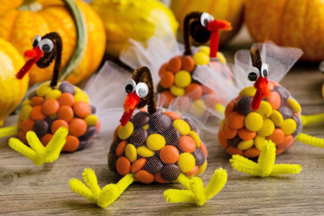 These Thanksgiving candy turkey treats are so much fun to make with the kids. Perfect for class treats or the Thanksgiving table!