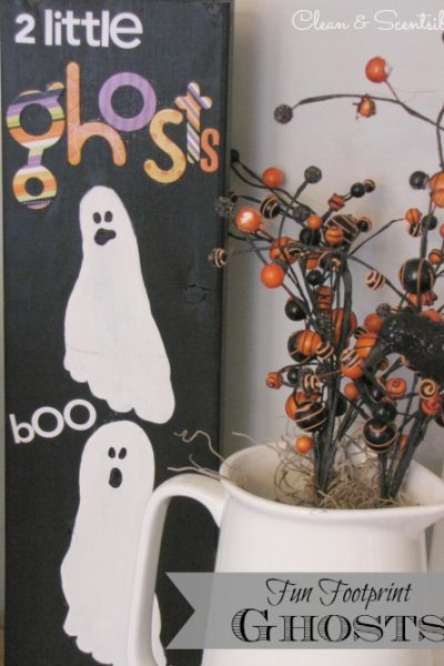 These footprint ghosts are so cute and make a fun Halloween keepsake!