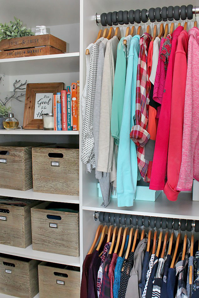 Armoire organisée avec des vêtements arrangés par couleur.