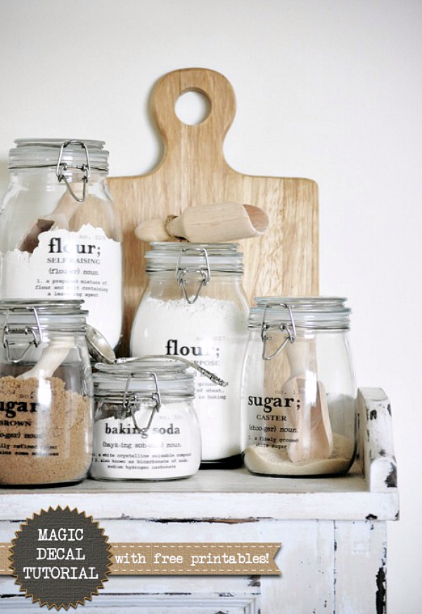 Pretty pantry labels on glass jars.