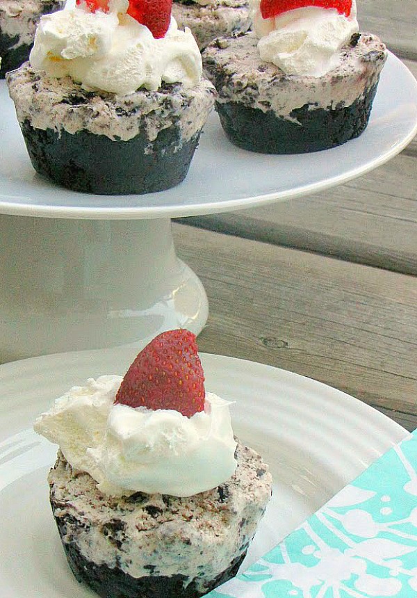 These cookies and cream mud pies are SO good !  Such a fun summer treat!