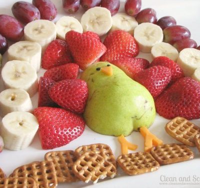 This fruit turkey platter is the perfect addition to the Thanksgiving dessert table and is even better with a chocolate fondue! #Thanksgiviing