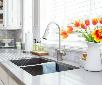 Awesome cleaning tips to get your kitchen sparkling in no time! Free printables included to help keep you on track! // cleanandscentsible.com