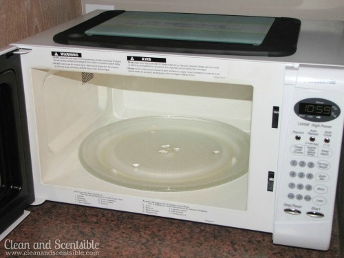 https://www.cleanandscentsible.com/wp-content/uploads/2013/01/How-to-clean-your-microwave.jpg