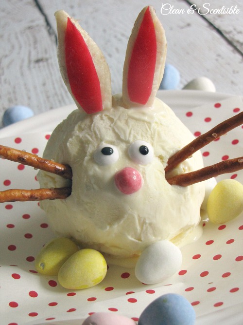 Cute Easter bunny sundaes! Only a few minutes to make! // cleanandscentsible.com
