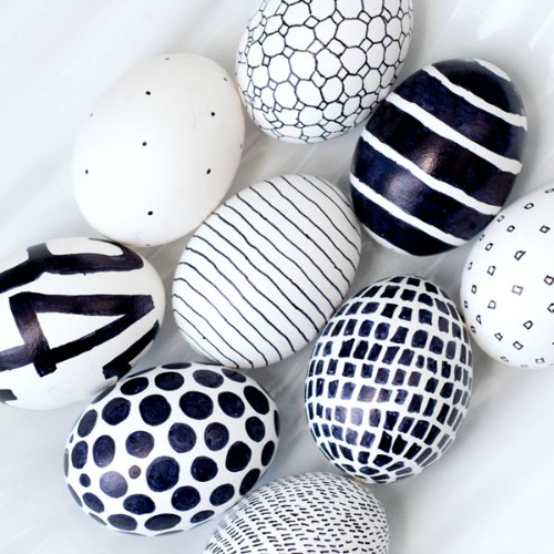 Creative and simple ways to decorate Easter eggs!  //cleanandscentsible.com