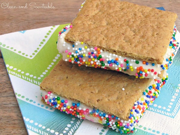 Healthy "Ice Cream" Sandwiches - made with bananas!