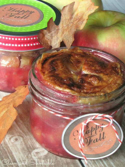 How cute are these applie pies in little mason jars?  Free printables included.