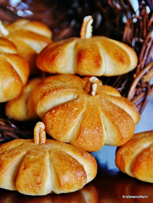 Pumpkin buns plus lots of other fun and healthy Halloween food ideas. 
