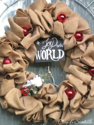 Quick and easy burlap Christmas wreath. This would be so easy to change up for other seasons as well!