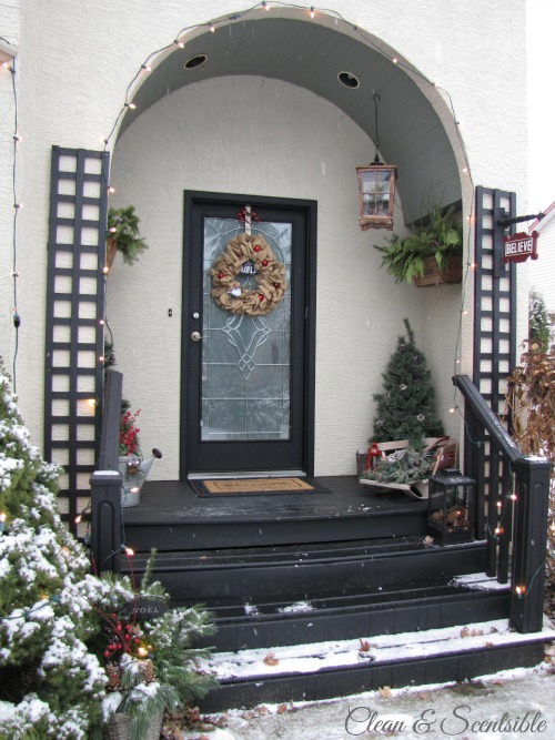 Lots of ideas for decorating a Christmas porch!