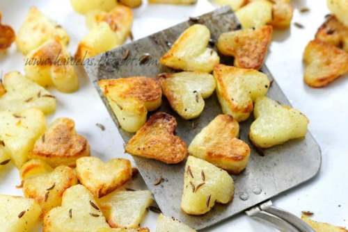 Lots of healthy Valentine's Day food ideas including these roasted potato hearts.
