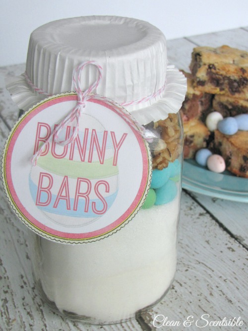 Mini-Egg Dessert Bars.  Package all of the ingredients up into a mason jar for a cute Easter gift idea!  Free printables included.