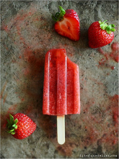 Strawberry pineapple popsicles and lots of other tasty popsicle ideas!