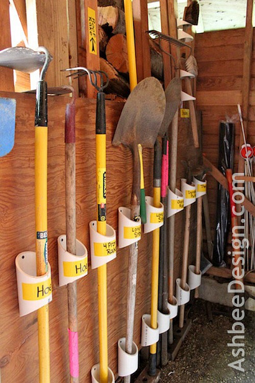 Verwenden Sie PVC-Rohrleitungen, um Gartengeräte zu organisieren. Tonnenweise andere großartige Ideen für die Werkstattorganisation!