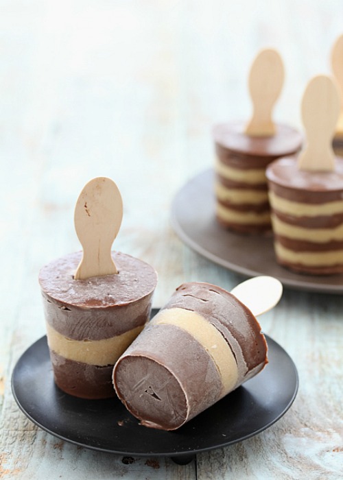 Chocolate and salted caramel pudding pops - YUM!!  Lots of other tasty popsicle ideas too!