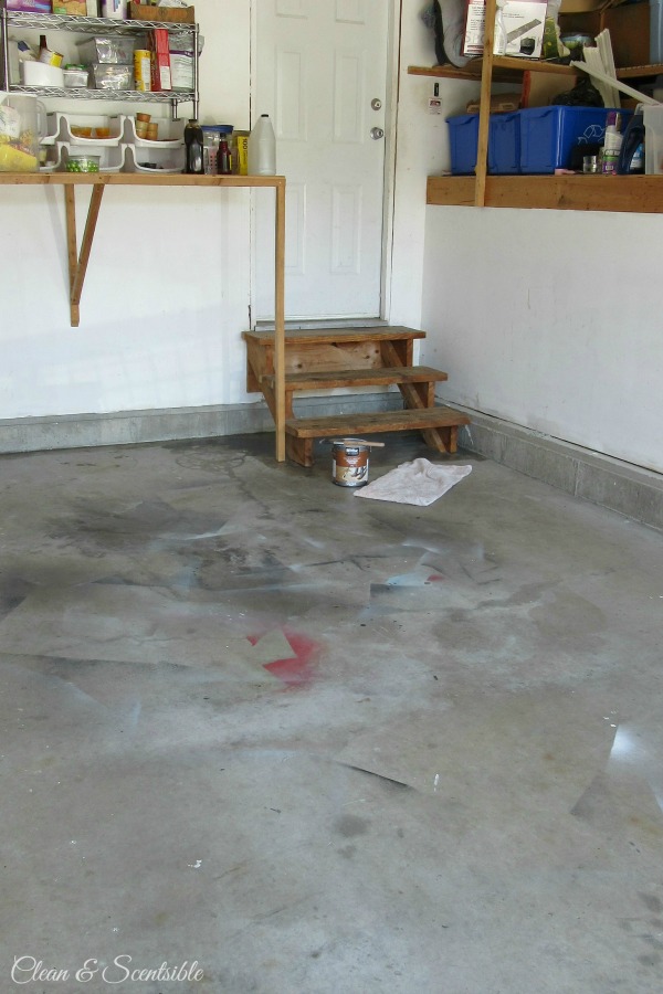 Grand tutoriel sur la façon de peindre un plancher de garage. C'est l'avant - je ne peux pas croire quelle différence cela a fait!