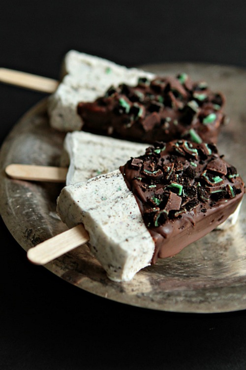 Mint chocolate cheesecake popsicles and lots of other yummy popsicle ideas!