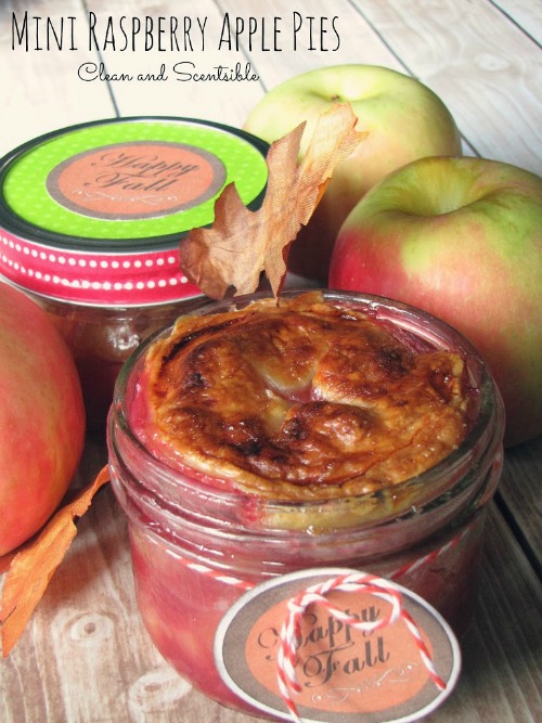 Mini apple pies in a jar with free fall printable. // cleanandscentsible.com