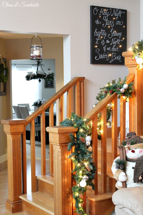 Beautiful Christmas home tour with lots of great decorating ideas! // cleanandscentsible.com