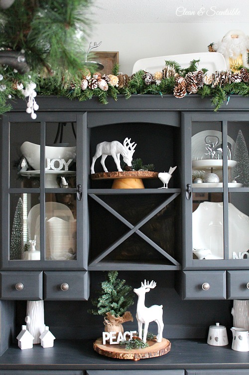 Beautiful Christmas home tour with lots of great decorating ideas. // cleanandscentsible.com