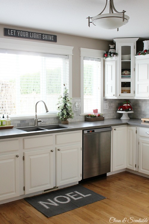 Beautiful Christmas Kitchen ideas. // cleanandscentsible.com