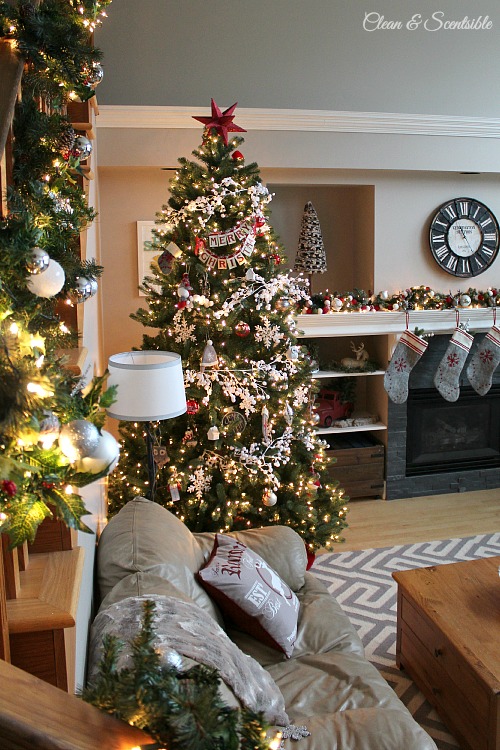 Beautiful Christmas home tour with lots of great decorating ideas! // cleanandscentsible.com