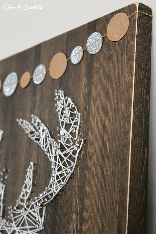 This reindeer string art is the perfect addition to your rustic Christmas decor. // cleanandscentsible.com