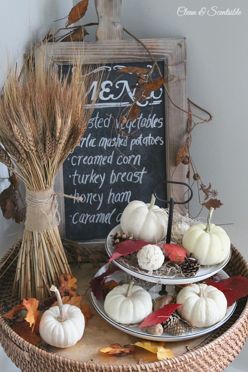 Beautiful fall and Thanksgiving tablescape and dining room ideas! // cleanandscentsible.com