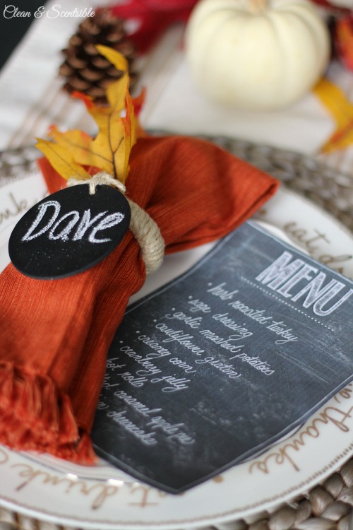 Easy Thanksgiving place setting ideas and free printable chalkboard menu. // cleanandscentsible.com