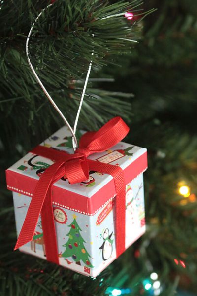 Simple Gift box Ornaments. Such a cute way to package up some of those little Christmas presents!