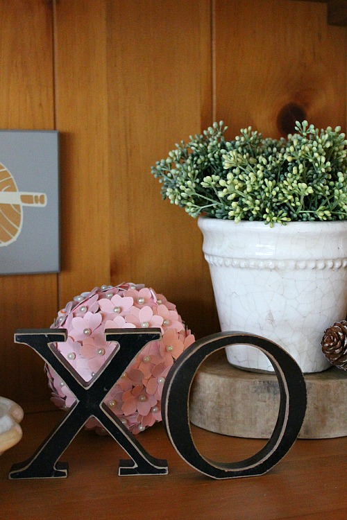 Love all of these simple Valentine's Day decor ideas! // cleanandscentsible.com