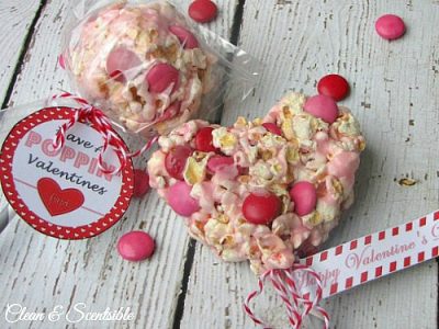 These Valentine's Day popcorn pops make a fun Valentine's treat! Free printables included. // cleanandscentsible.com