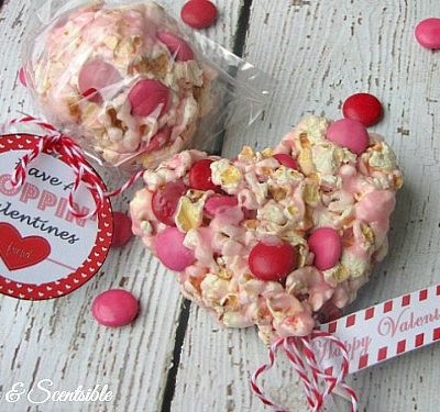 These Valentine's Day popcorn pops make a fun Valentine's treat! Free printables included. // cleanandscentsible.com