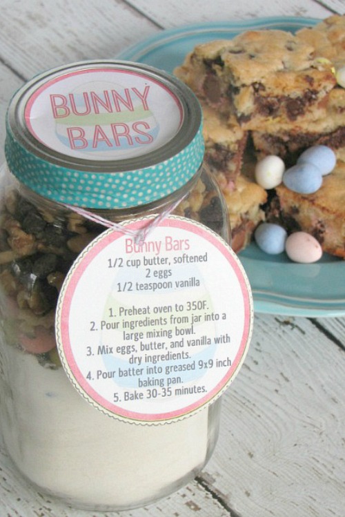If you love mini-eggs, you will love these Easter dessert bars! Use the dry ingredients to create a fun and easy Easter gift idea with free printables included!