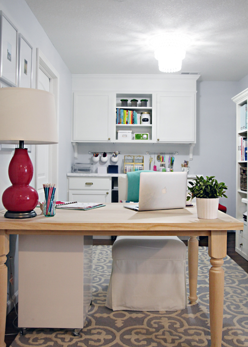 Beautiful office inspiration ideas to help get your office spaces pretty and organized!