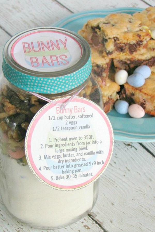 Mini-egg dessert bars packaged up in a mason jar for a hostess gift with free printable tags and recipe instructions.