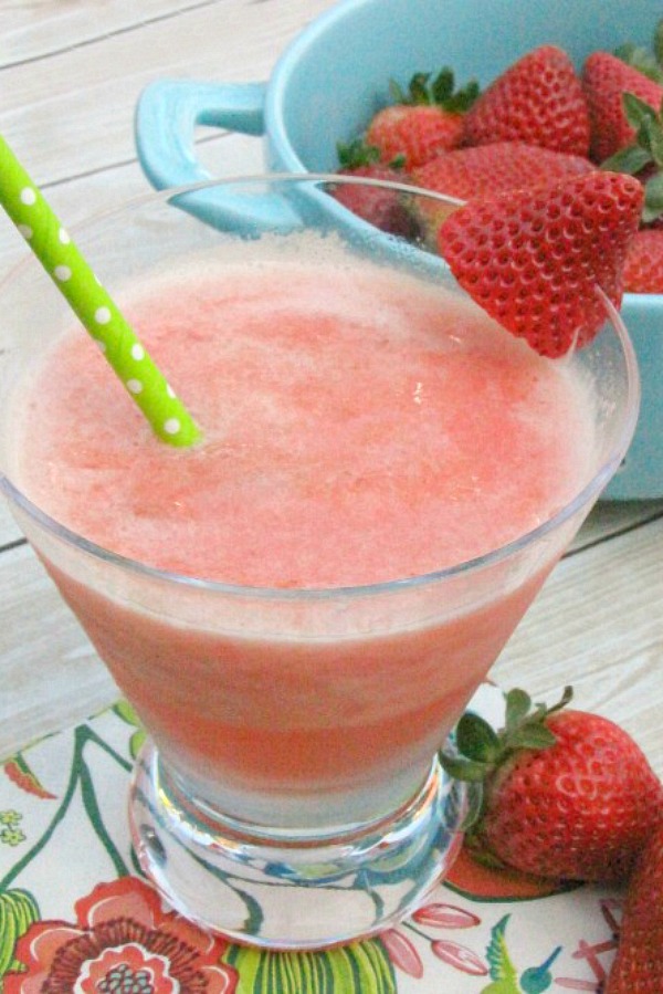 Declious summer frozen drink recipes! Perfect to relax and recharge on a hot summer day! // cleanandscentsible.com