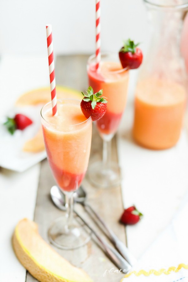 Declious summer frozen drink recipes! Perfect to relax and recharge on a hot summer day! // cleanandscentsible.com