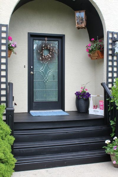 Beautiful front porch decorating ideas! // cleanandscentsible.com