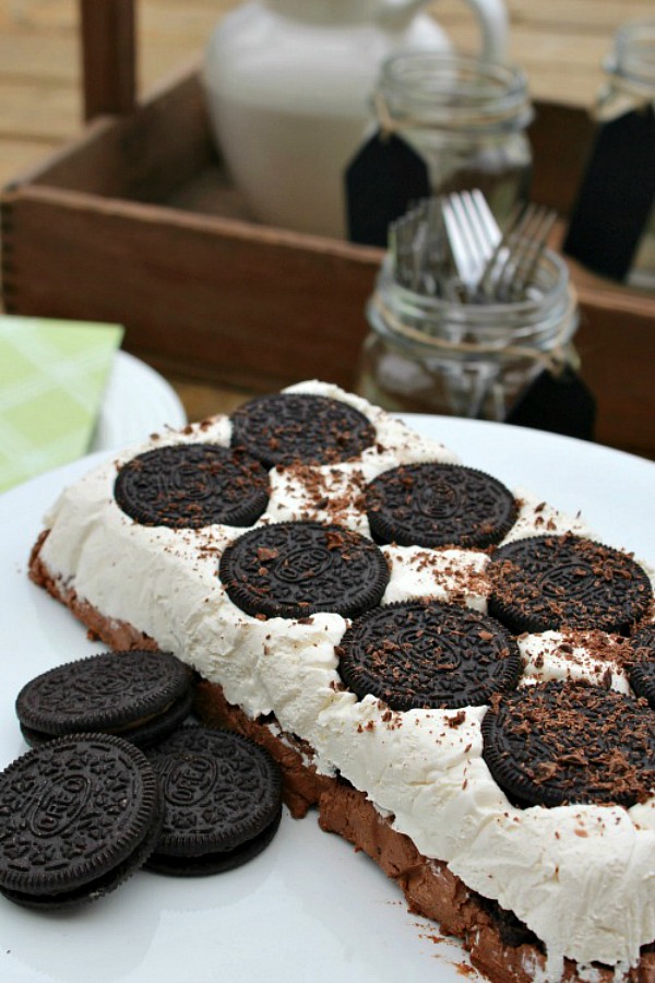 This Oreo cookies frozen dessert looks awesome! Just like an ice cream cake without the mess!