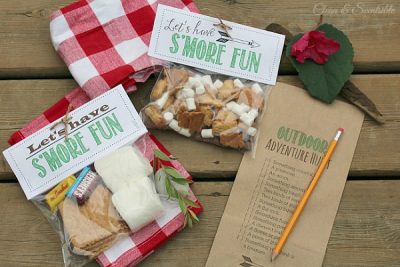 Free outdoor scavenger hunt printable and s'mores treat toppers! Print the scavenge hunt right onto a paper bag so the kids have something to collect all of their treasures!