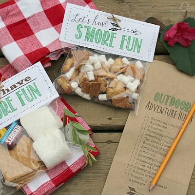 Free outdoor scavenger hunt printable and s'mores treat toppers! Print the scavenge hunt right onto a paper bag so the kids have something to collect all of their treasures!