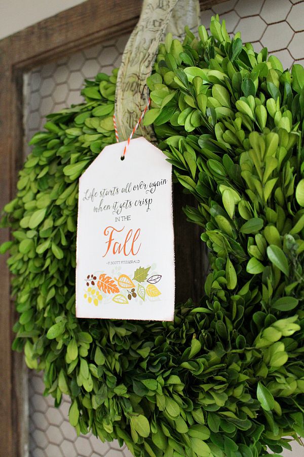 Beautiful free fall printable and along with pretty fall decor ideas.