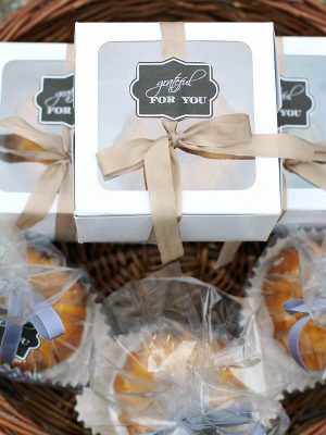 Free chalkboard gift tag and delicious recipe for mini pecan-pumpkin bundt cakes. Such a cute fall hostess gift or Thanksgiving gift idea!