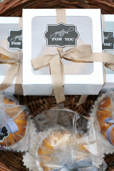 Free chalkboard gift tag and delicious recipe for mini pecan-pumpkin bundt cakes. Such a cute fall hostess gift or Thanksgiving gift idea!