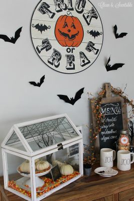 Halloween Hot Chocolate Bar with free printables. Such a cute Halloween vignette!