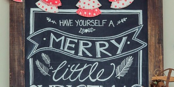I love all of these beautiful Christmas chalkboards! I need to try one!