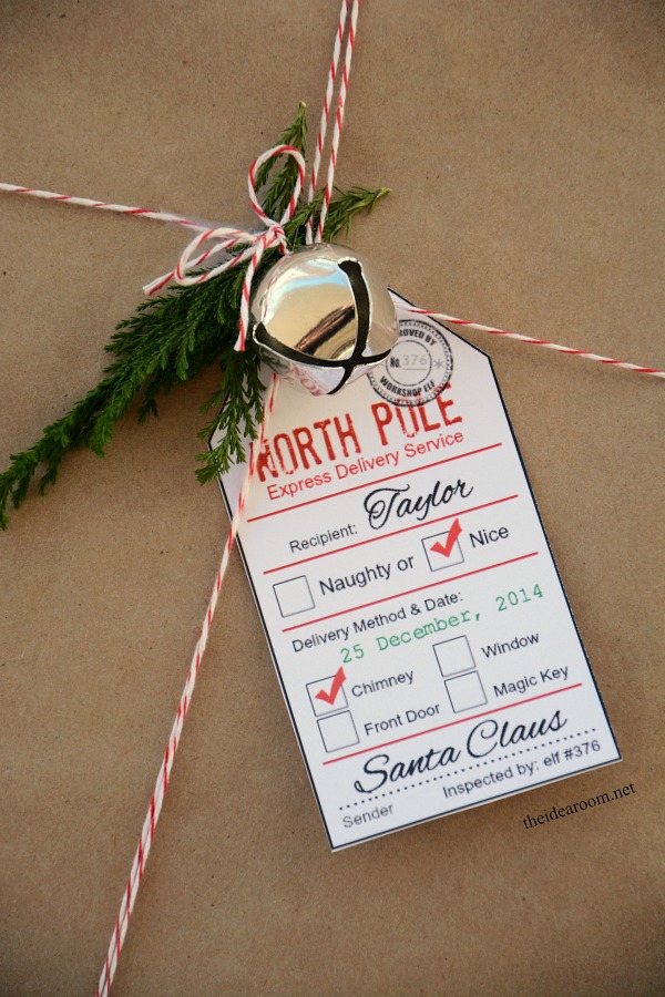 Simple and beautiful ways to dress up your Christmas gifts. Love these gift wrapping ideas!