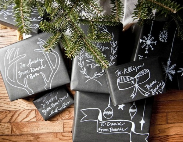Simple and beautiful ways to dress up your Christmas gifts. Love these gift wrapping ideas!